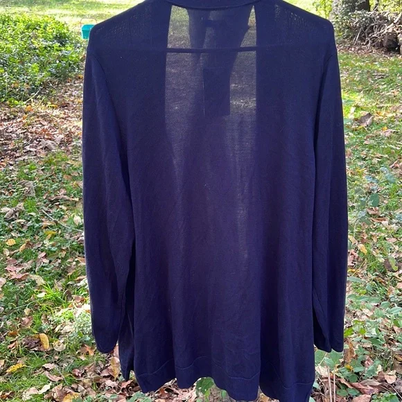 Navy blue cardigan with side pockets. Very roomy - Picture 3 of 4
